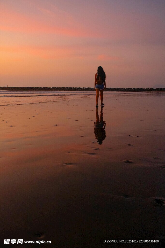 夕阳下海边的孤独身影