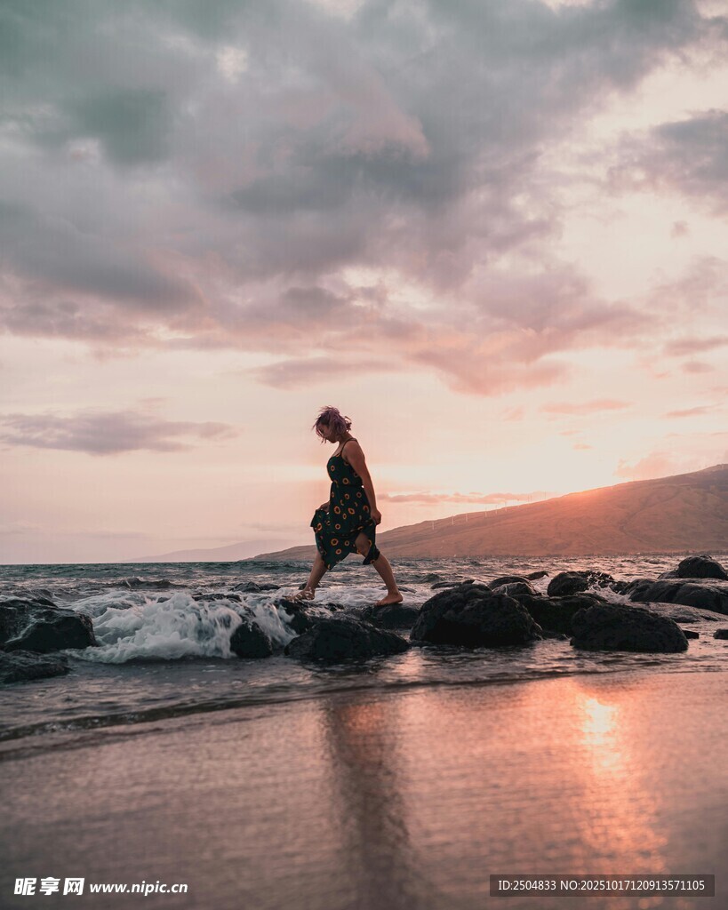 海边独行者 踏浪迎晚霞