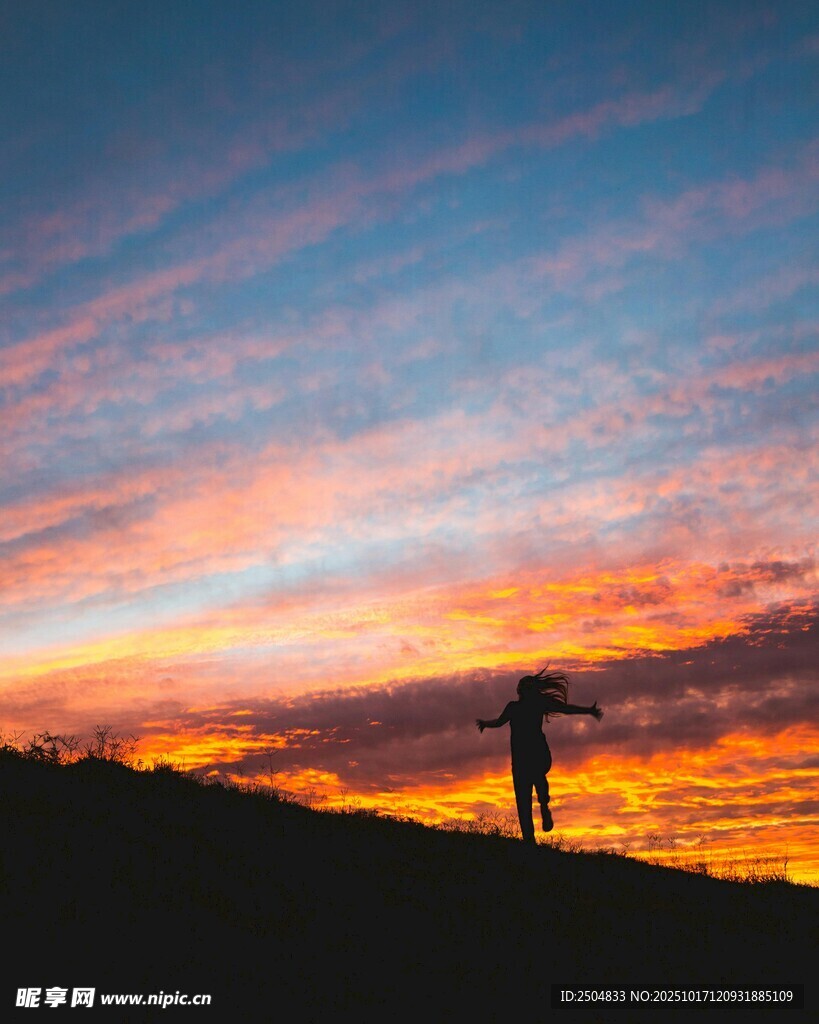 夕阳下的孤独身影