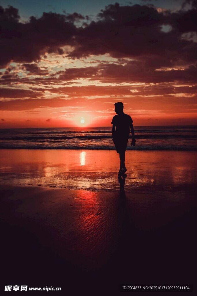 夕阳下海边的孤独身影