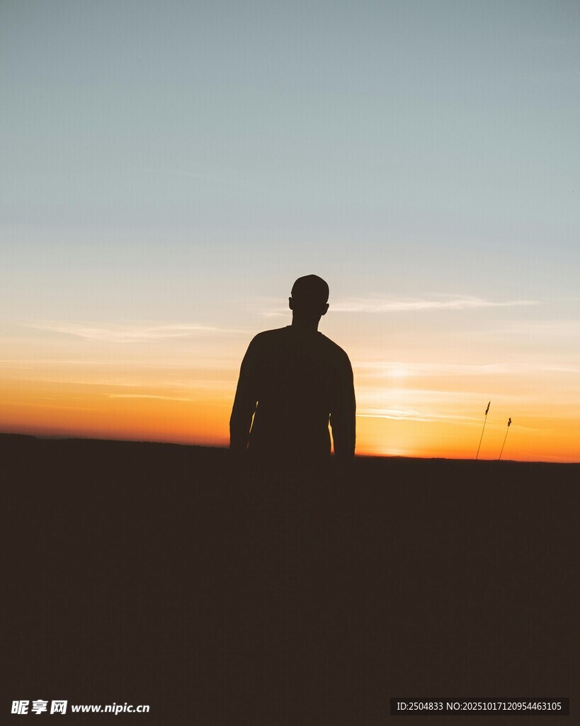 夕阳下的孤独身影