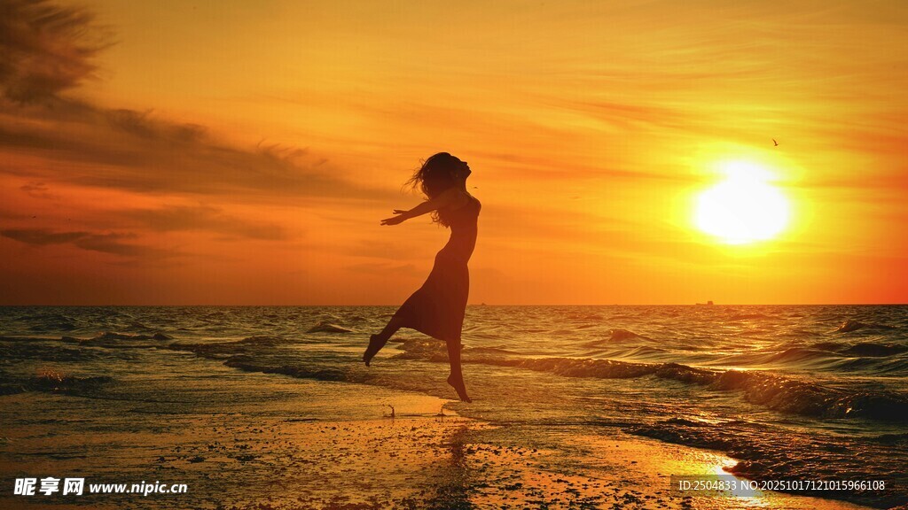 海边夕阳下的曼妙女子