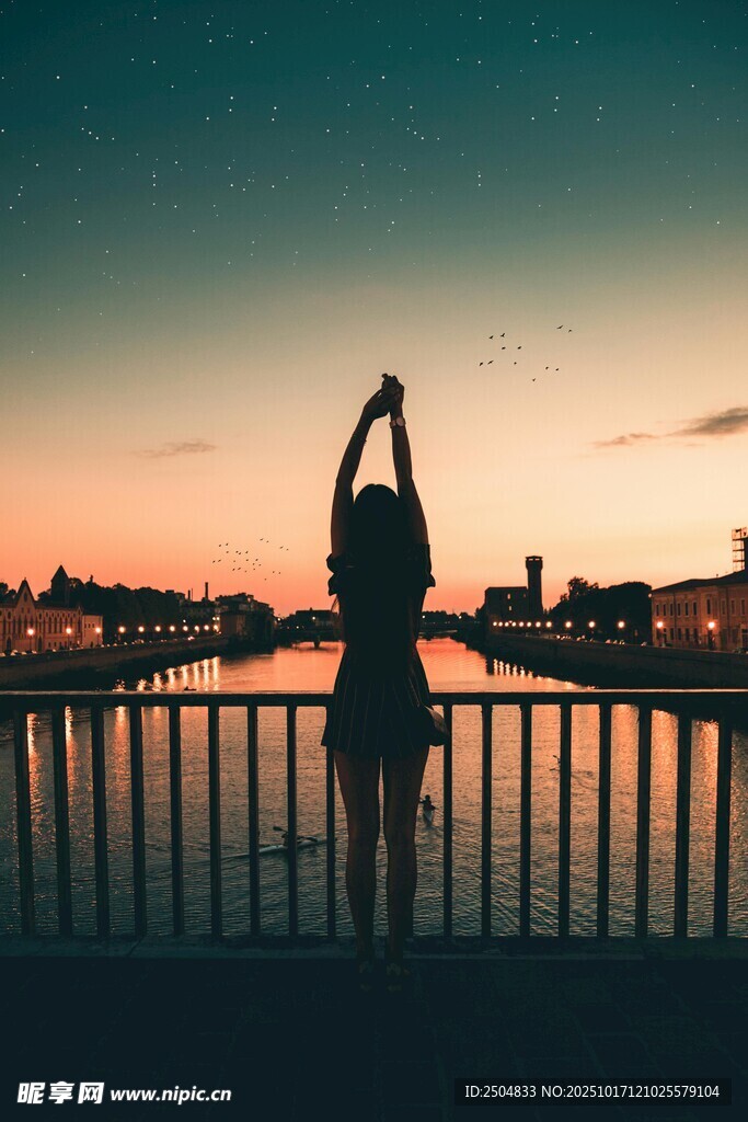 夕阳下的河畔瑜伽身影