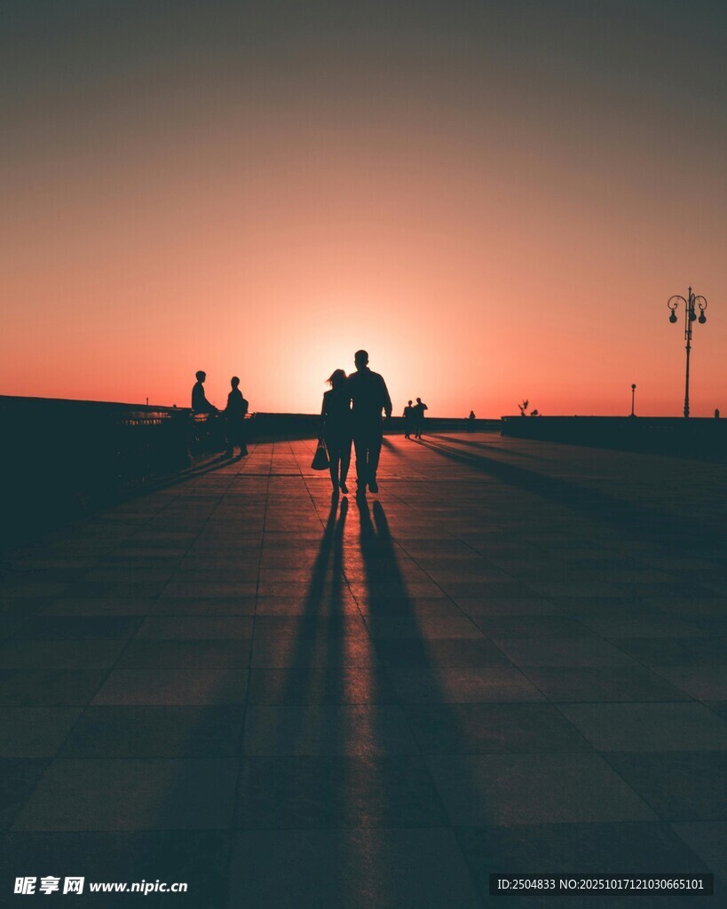 夕阳下骑行者的孤独身影