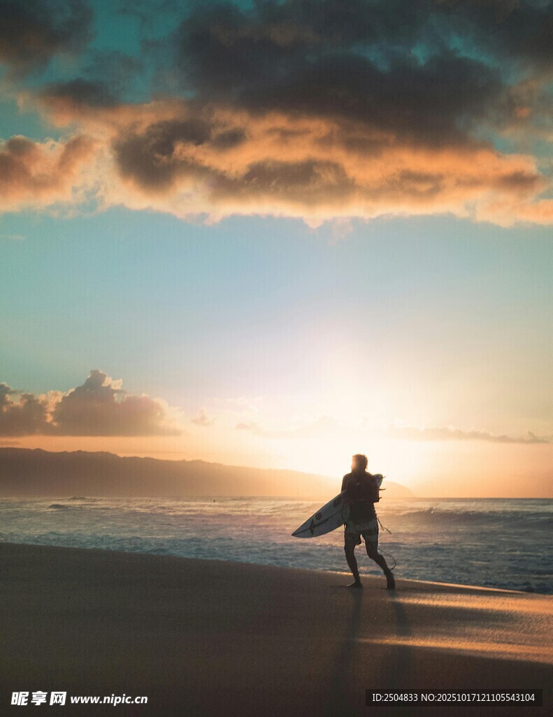 夕阳下的冲浪者