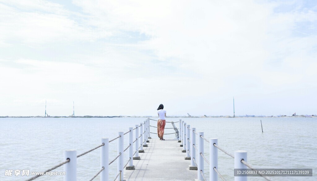 海边栈桥独行者