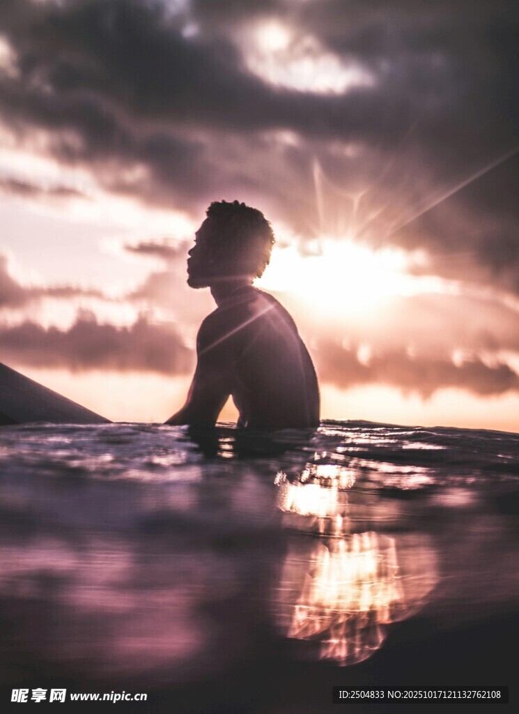 夕阳下水中独坐的少年