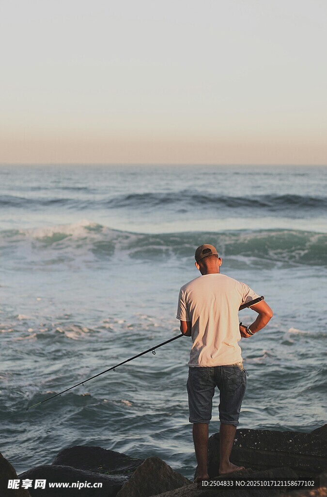 海边男子持物眺望大海