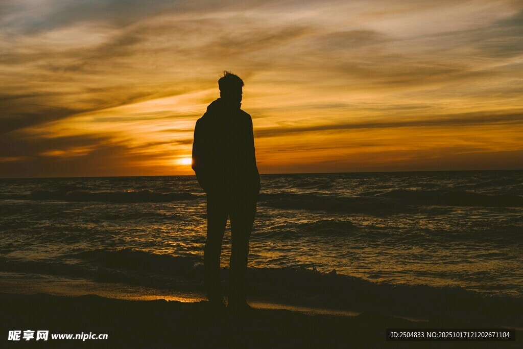 夕阳下海边的孤独身影