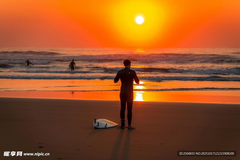 夕阳下的海边独行者