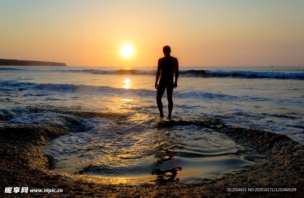 夕阳下海边独行者