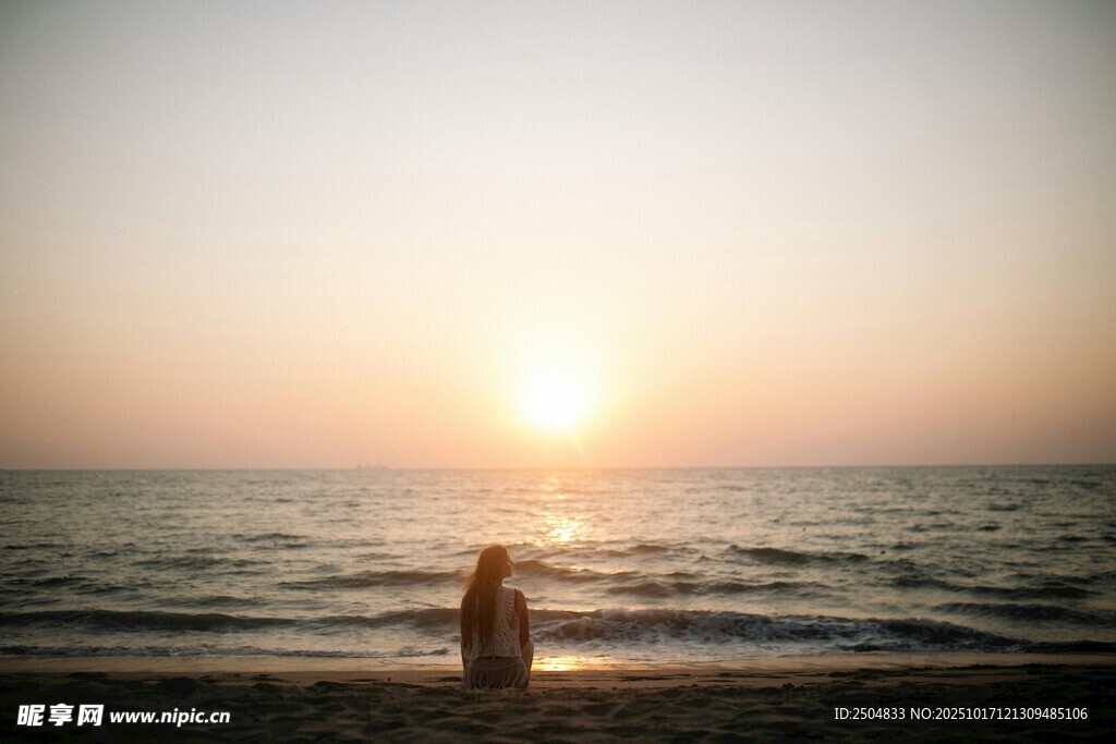 海边夕阳下的孤独身影