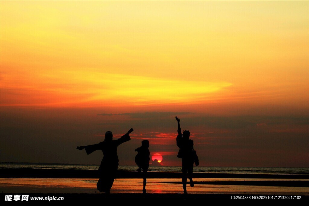夕阳下三人的欢乐剪影