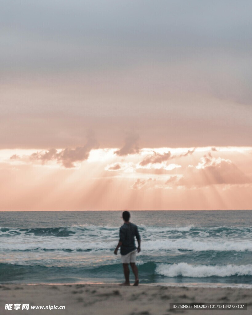 海边独自伫立的身影