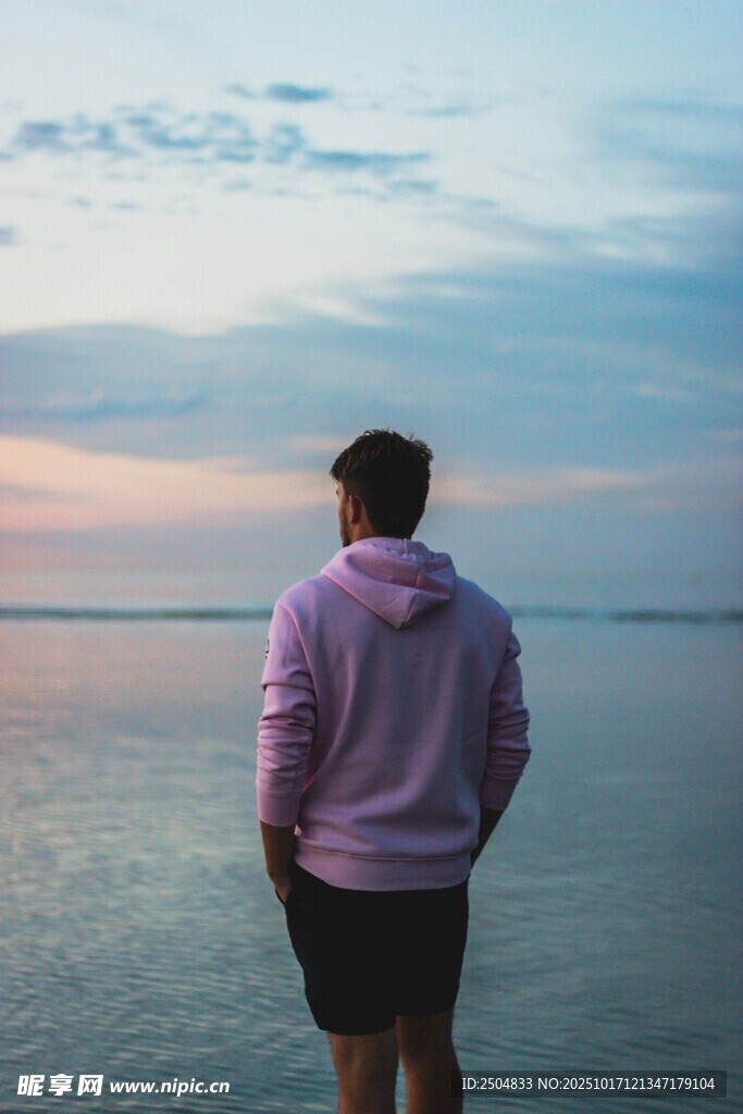 男子海边背影赏黄昏美景