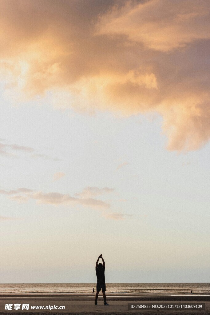 夕阳下海滩上的孤独身影