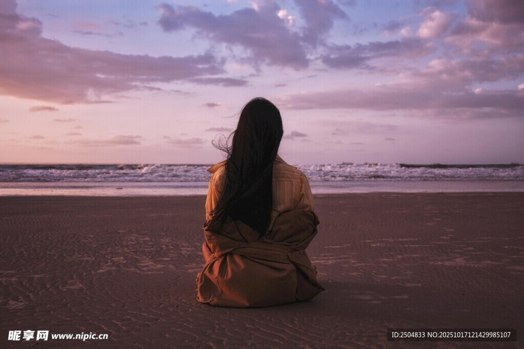 海边独坐的女子背影
