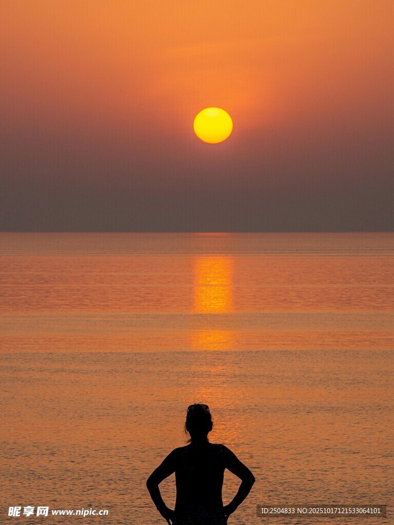 海边落日下的孤独身影