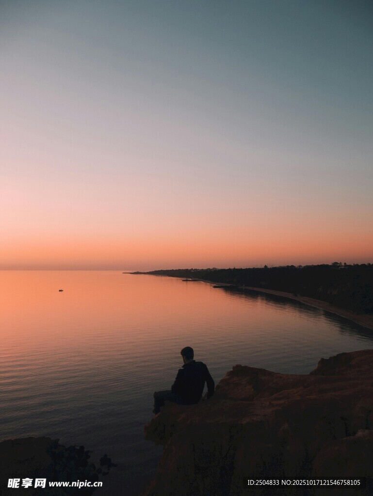 夕阳下湖畔的孤独身影