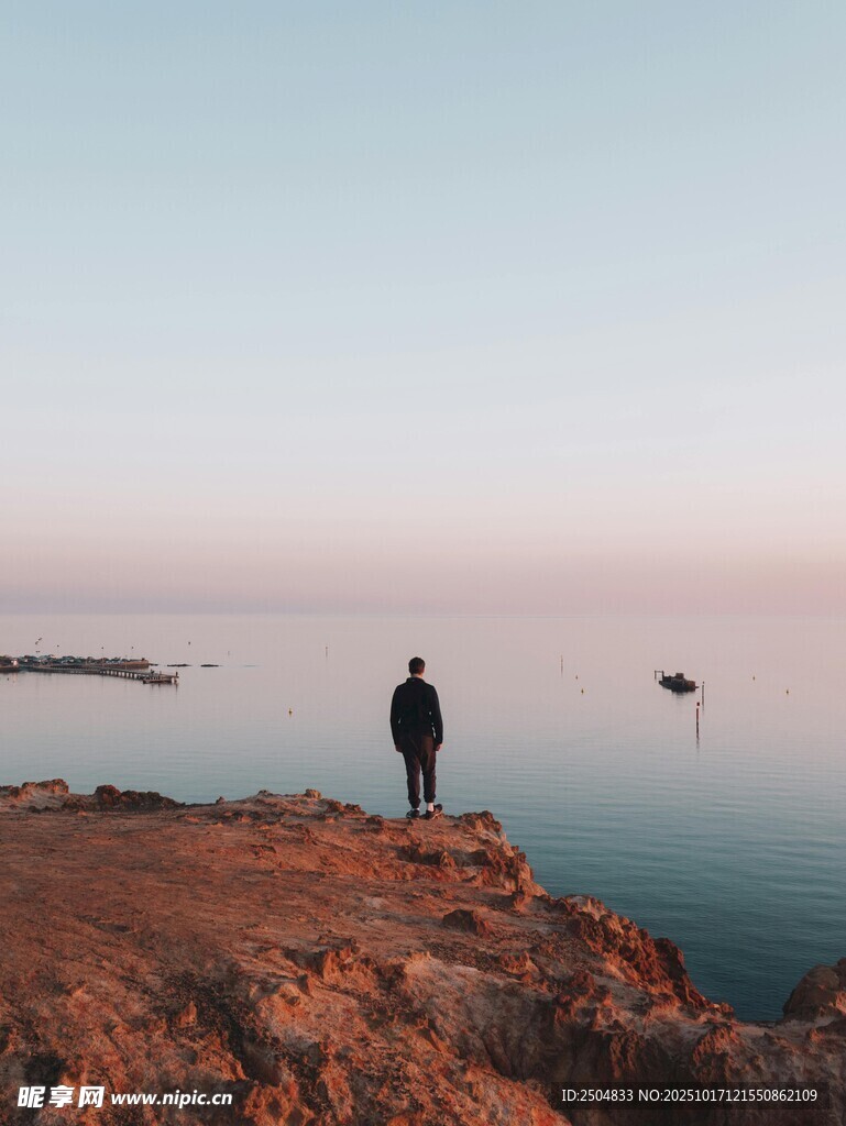 一人独赏海边壮丽景致