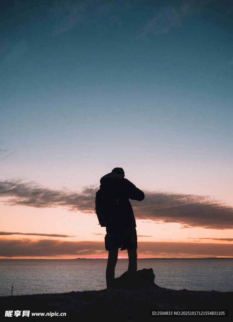 夕阳下的孤独摄影者