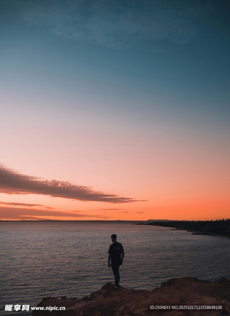 一人赏海边壮丽日落美景
