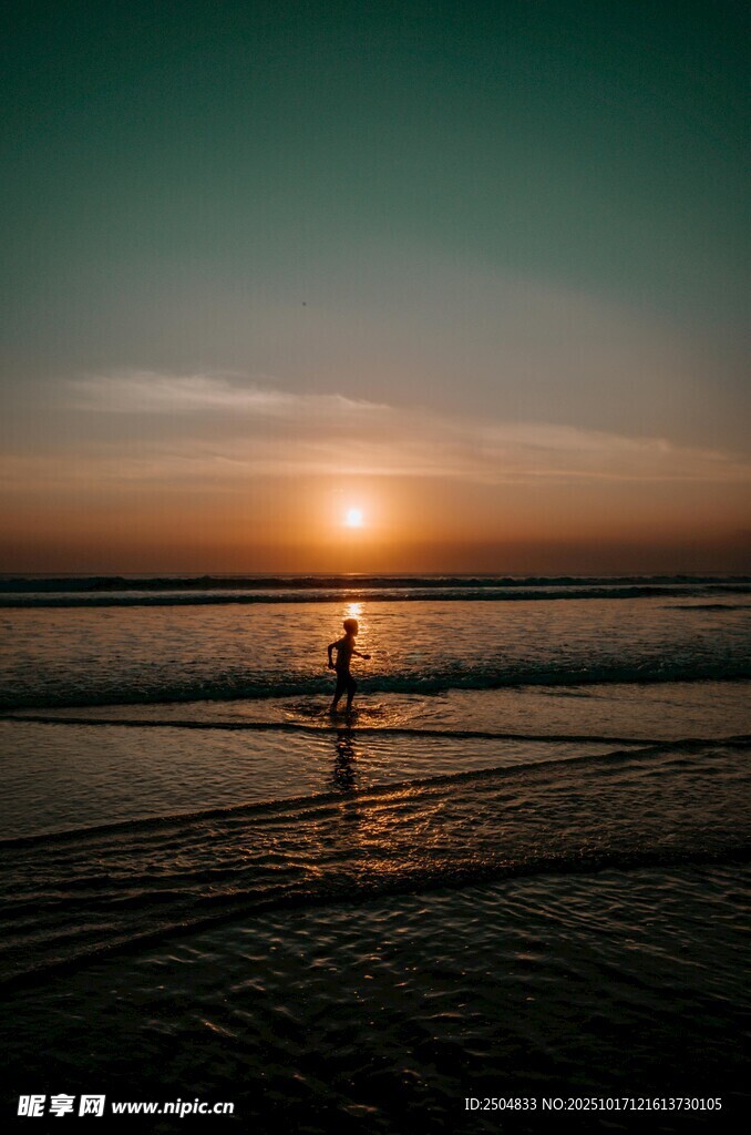 夕阳下海边的孤独身影