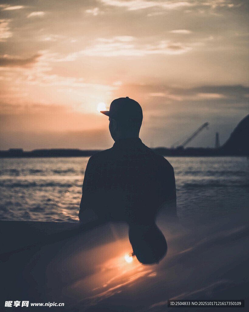 夕阳下的海边孤独身影
