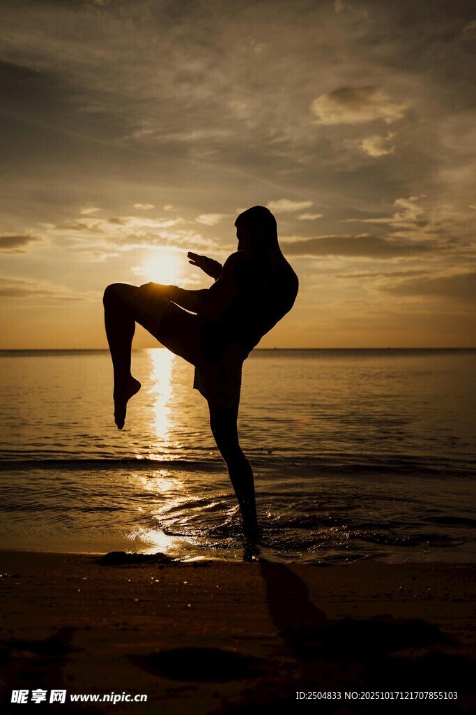 夕阳下海边练武术的身影