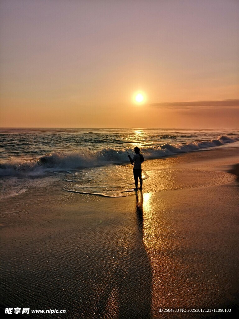 夕阳下的海边漫步身影