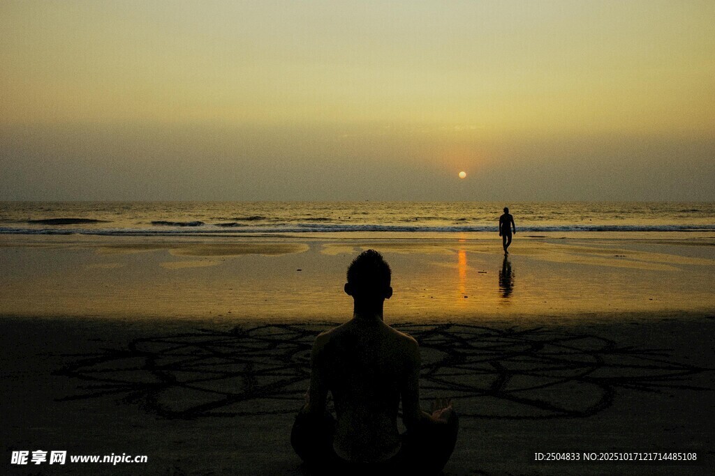 夕阳下沙滩上的浪漫身影
