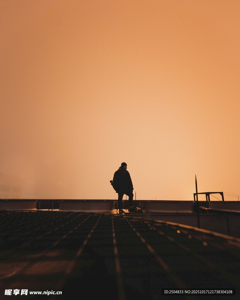 夕阳下的孤独旅人