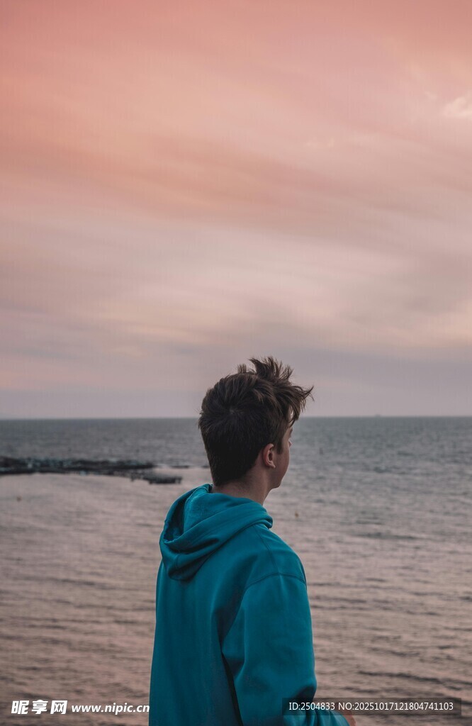 少年海边独望绚丽天空