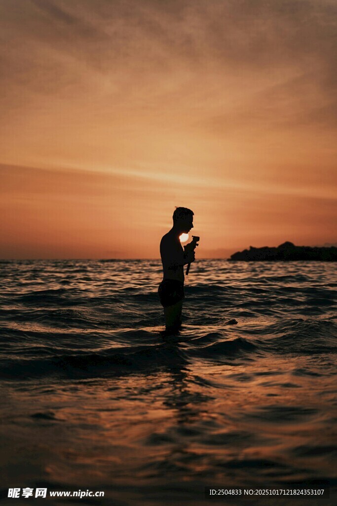 夕阳下海边的孤独身影