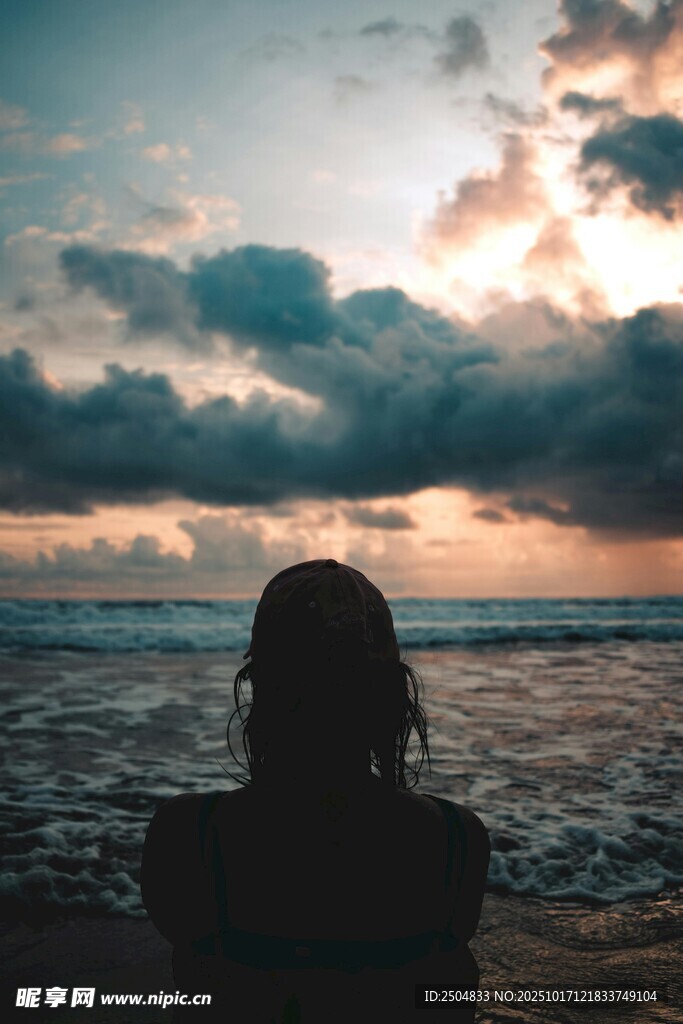 海边背影赏日落美景
