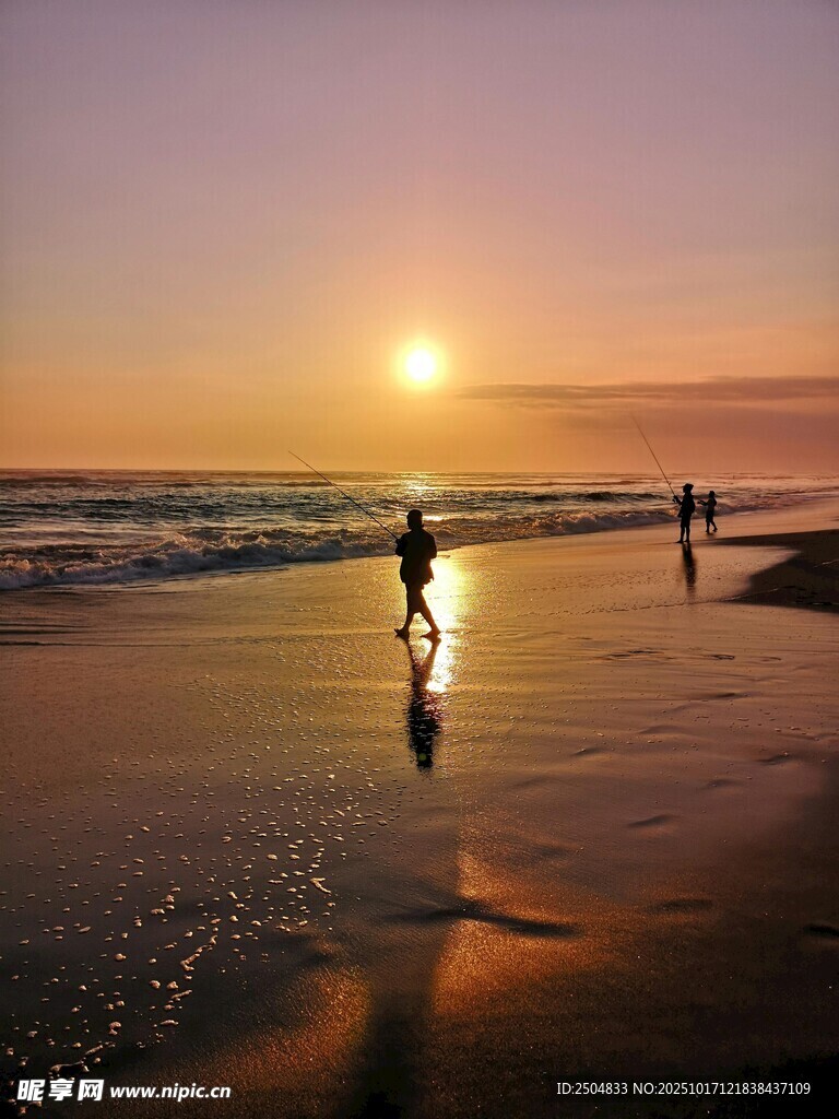 夕阳下的海滩漫步身影