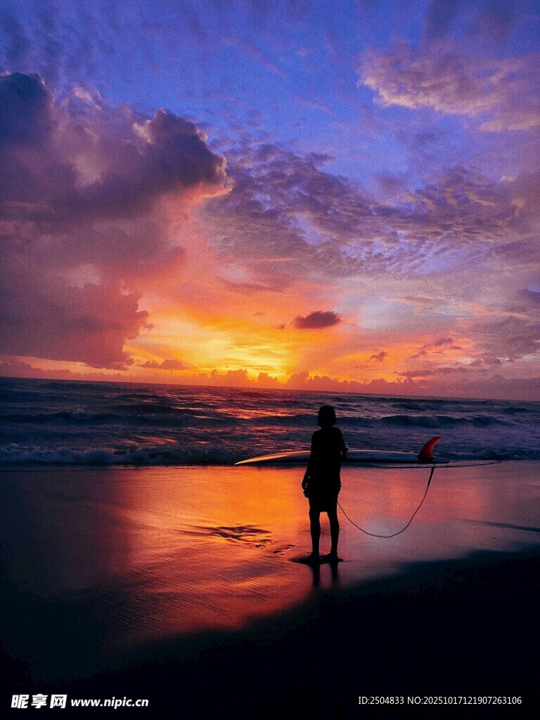 海边日落时的孤独身影