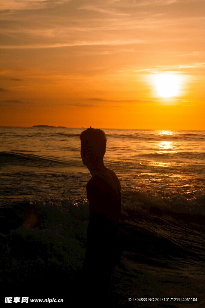 海边夕阳下的孤独身影