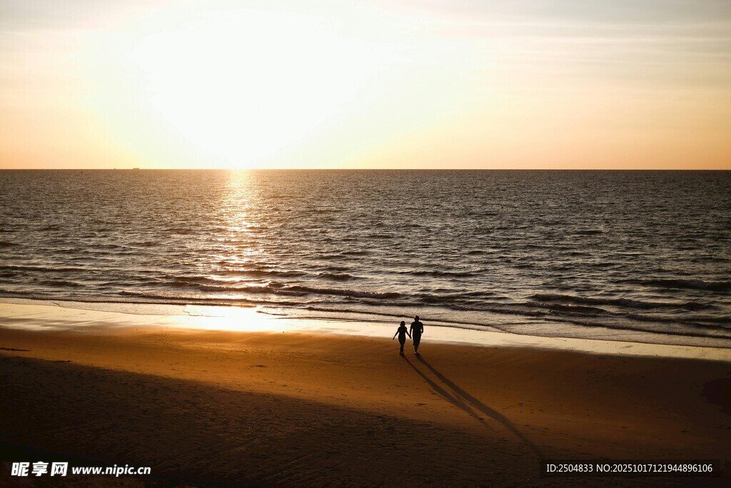 夕阳下的海边浪漫景象