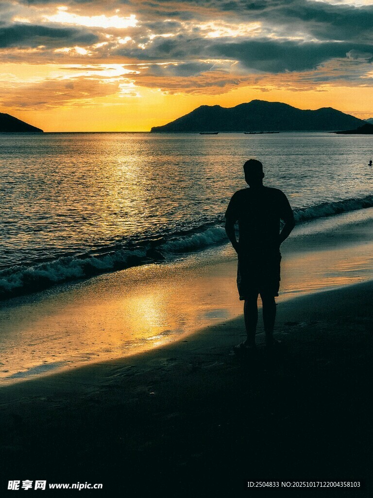 夕阳下海边漫步的身影