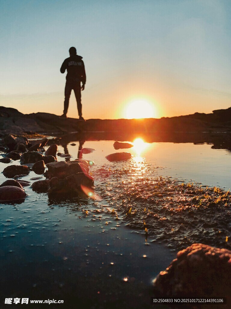 夕阳下的徒步者