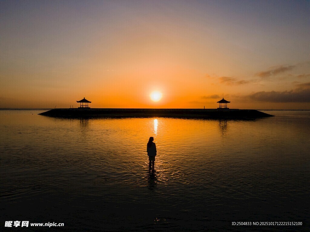 夕阳下海边的孤独身影