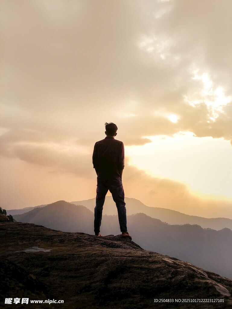 站在山顶 沉思者