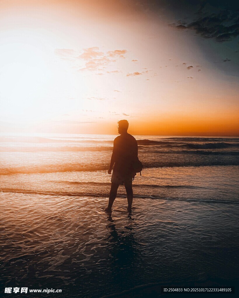夕阳下海边独行者