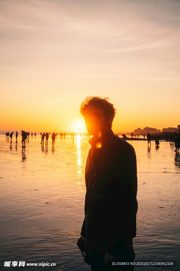 夕阳下的孤独身影