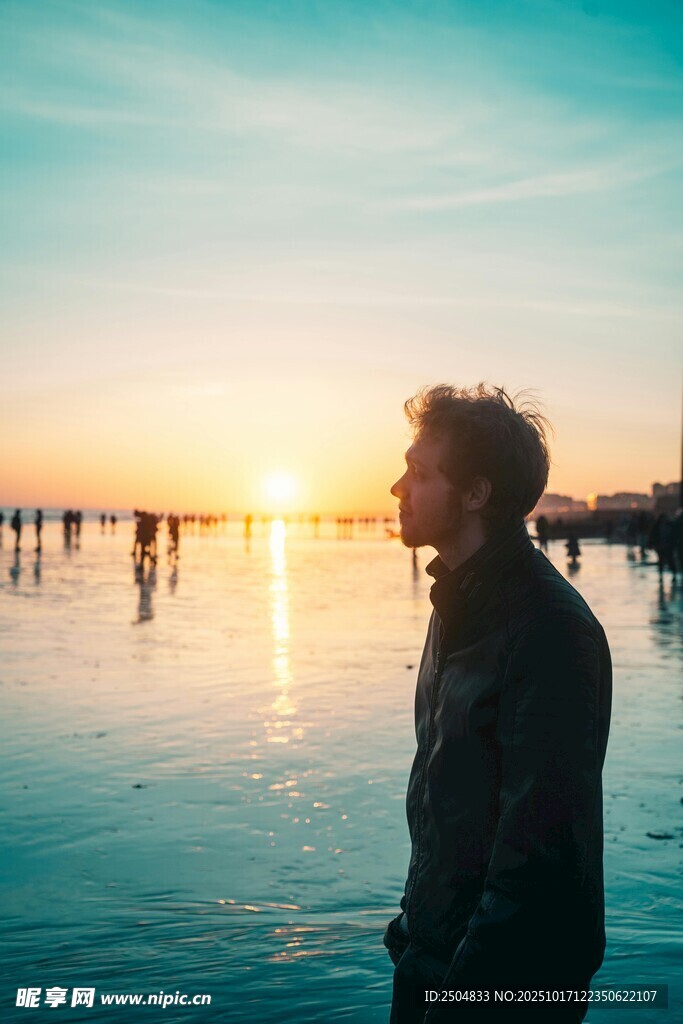 夕阳下男子海边独自伫立