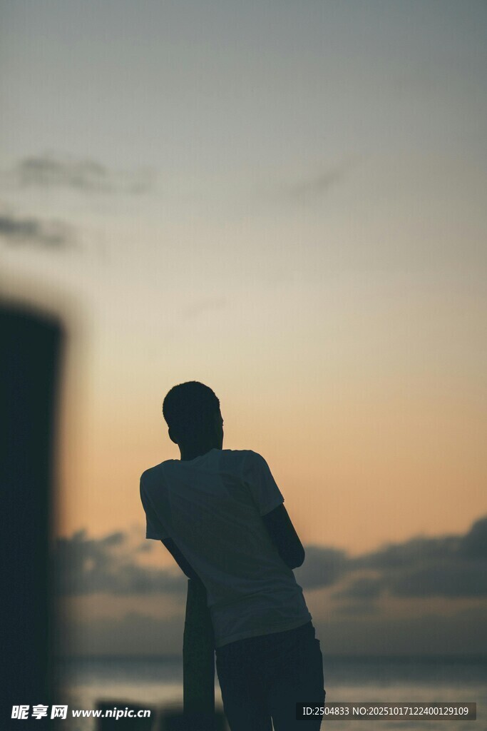 夕阳下的孤独背影