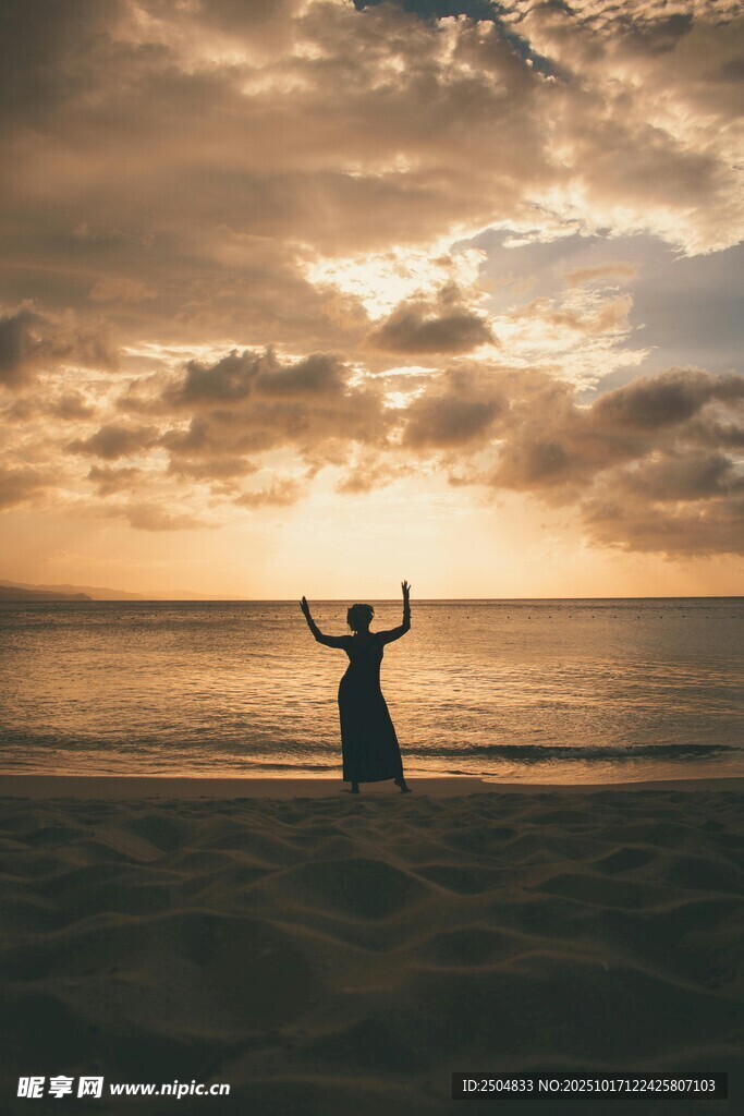 海边夕阳下的自由身影