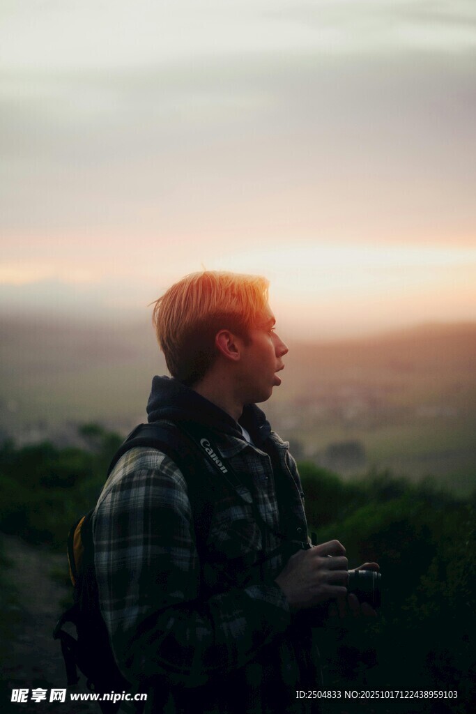 男子山顶赏景