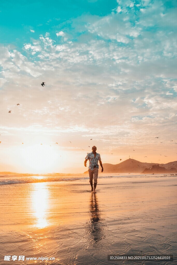 夕阳下漫步海滩的身影